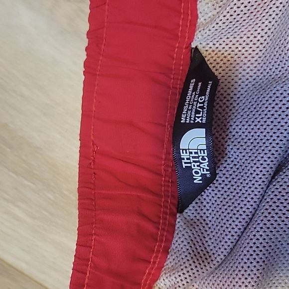 North Face shorts - Picture 3 of 4